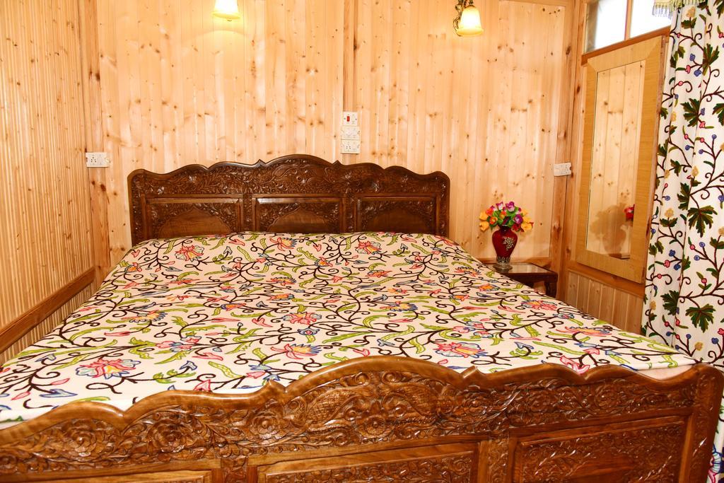 منازل وايت هاوس غروب أوف العائمة Srīnagar المظهر الخارجي الصورة