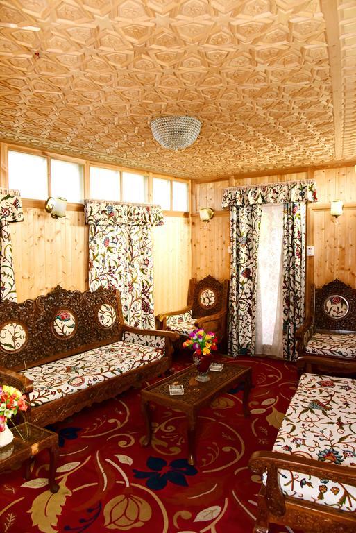 منازل وايت هاوس غروب أوف العائمة Srīnagar المظهر الخارجي الصورة
