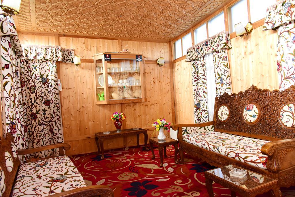منازل وايت هاوس غروب أوف العائمة Srīnagar المظهر الخارجي الصورة