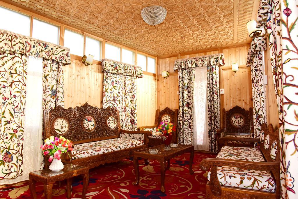 منازل وايت هاوس غروب أوف العائمة Srīnagar المظهر الخارجي الصورة